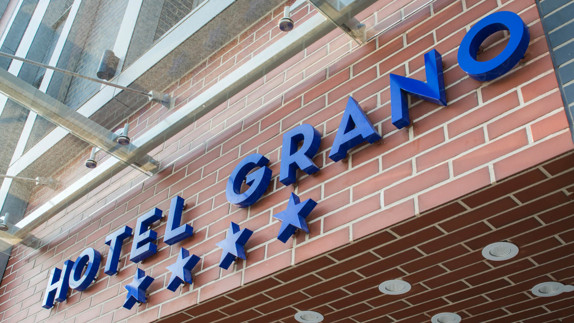 grano-residence-space beschriftung-back-lit-blue-lettering-over-hotel-entry-lettering-mounted-on-the-floor lettering-on-a-frame-logo-firm-3d-gdansk